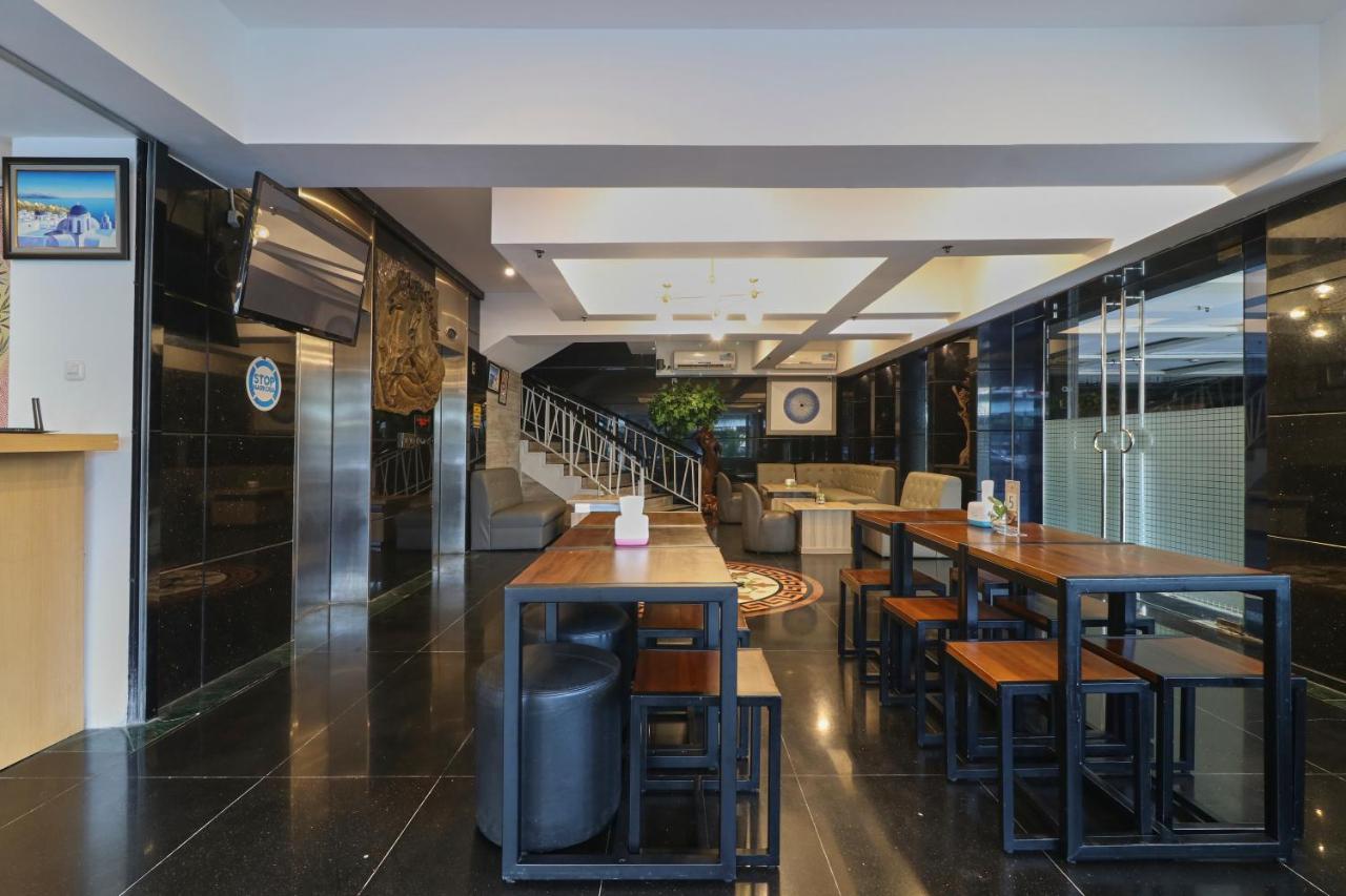 Coins Hotel Jakarta Exterior foto