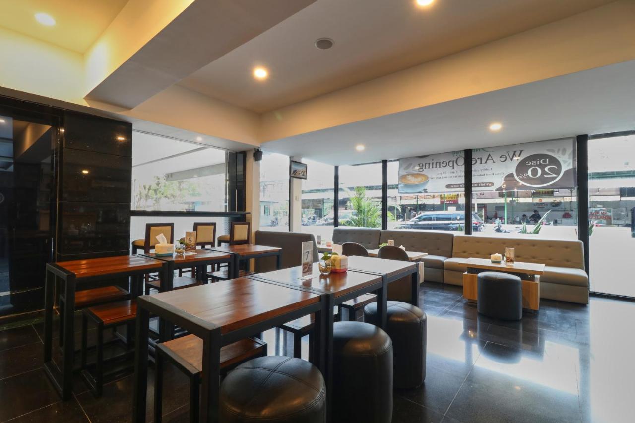 Coins Hotel Jakarta Exterior foto