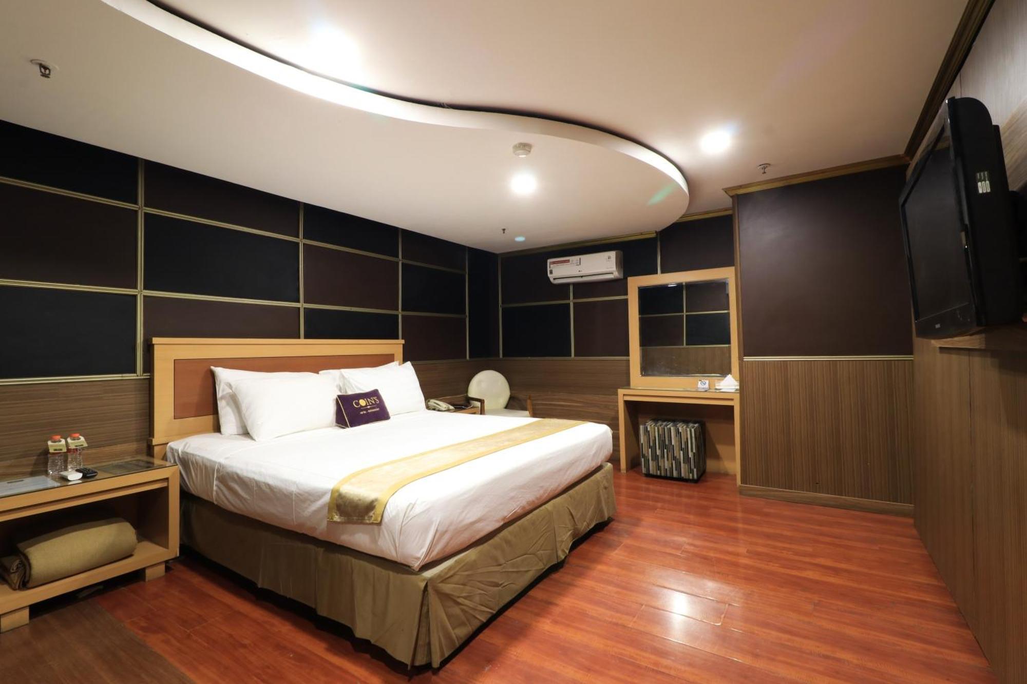 Coins Hotel Jakarta Exterior foto